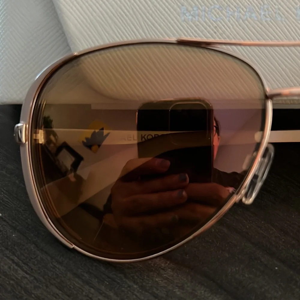 Michael Kors Chelsea Aviator sunglasses in rose gold - Picture 3 of 5